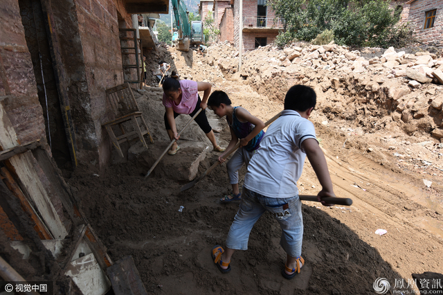为救母亲 男子用镐砸穿楼板
