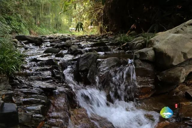 发展  景区依托山水资源,将库区自然风景,红色景区,三尖源森林公园