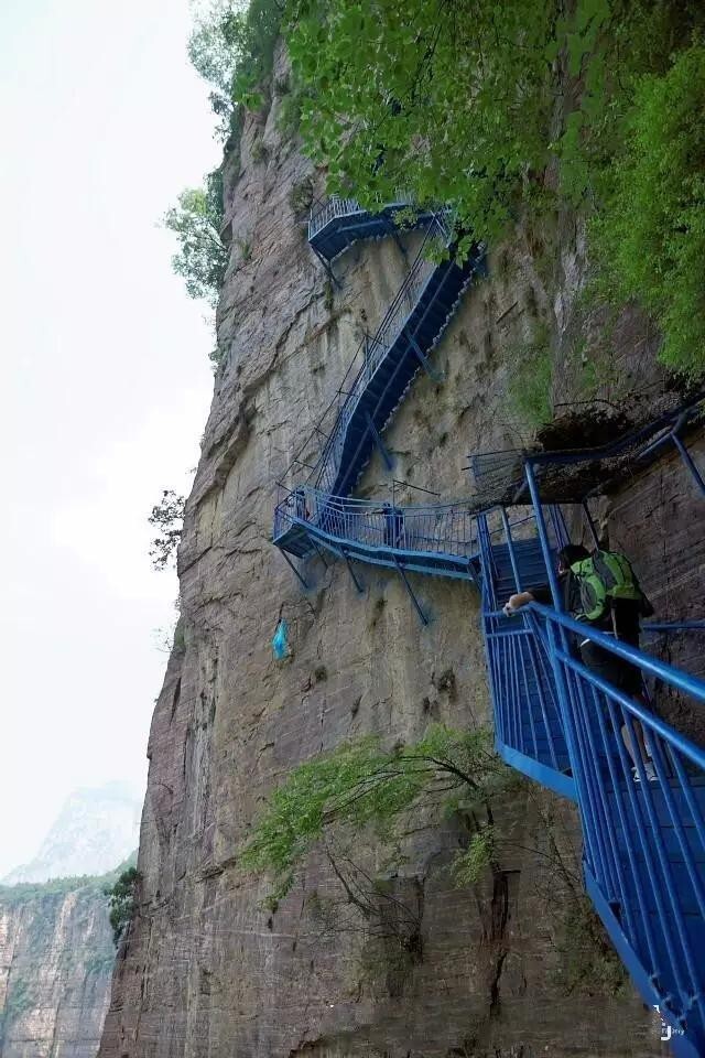 位于河南新乡太行山南麓八里沟的栈道,被称为绝壁天梯