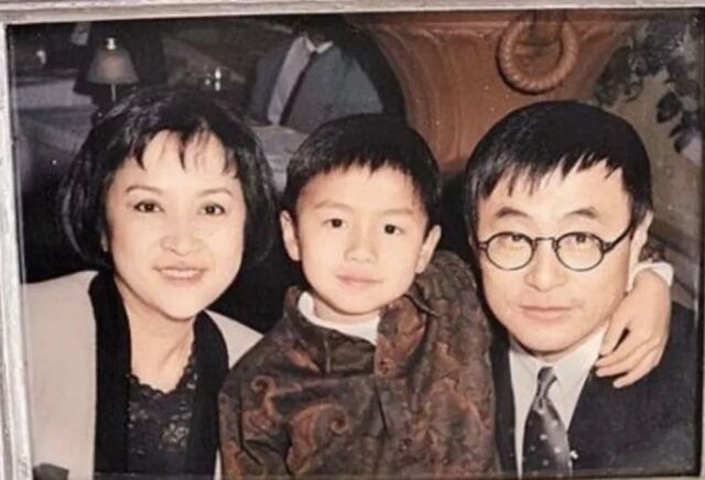 按照甄珍的说法,儿子刘子千还在襁褓中时,她和刘家昌就已经离婚,据说
