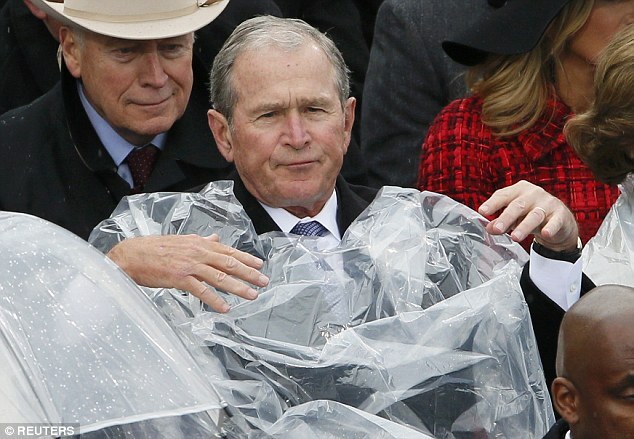 小布什在特朗普就职典礼上尴尬一幕