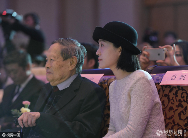 94岁杨振宁为年度人物颁奖 妻子翁帆陪同