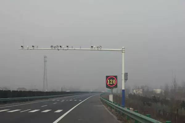 老王开车超速却从未被处罚,原来还有这些小技