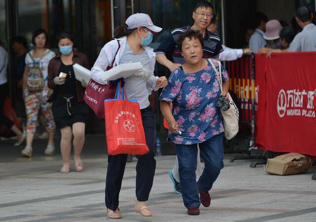 沈阳:大妈飞奔百米抢免费大米