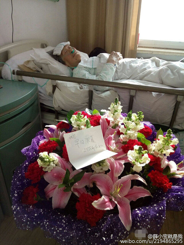 77岁篮球迷突发脑梗 亲人帮她拨开眼睛看比赛