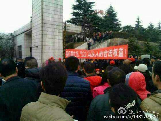 河南 钢铁公司近万工人罢工要求涨薪 