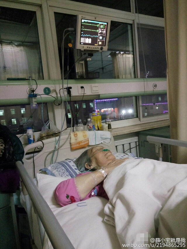 77岁篮球迷突发脑梗 亲人帮她拨开眼睛看比赛