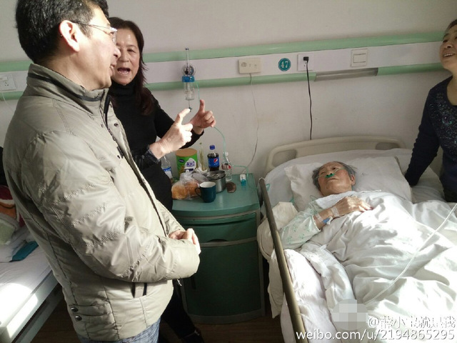 77岁篮球迷突发脑梗 亲人帮她拨开眼睛看比赛