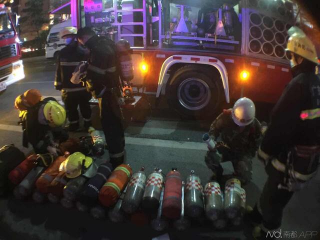 24/44消防队员开始背氧气瓶.