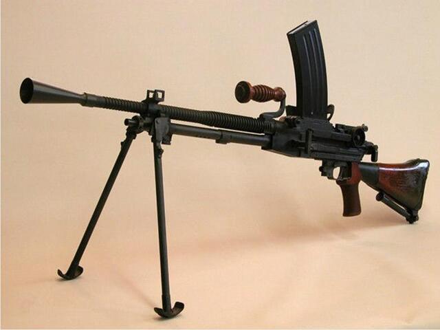图为九九式轻机枪.
