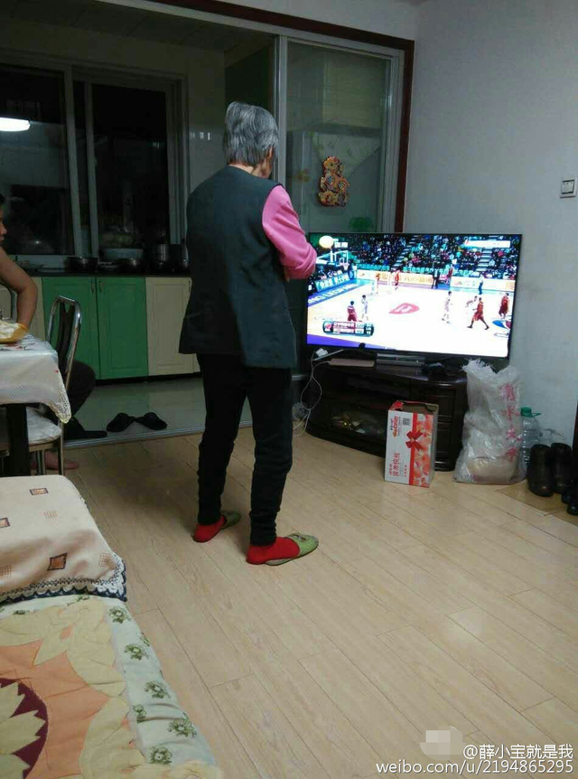77岁篮球迷突发脑梗 亲人帮她拨开眼睛看比赛