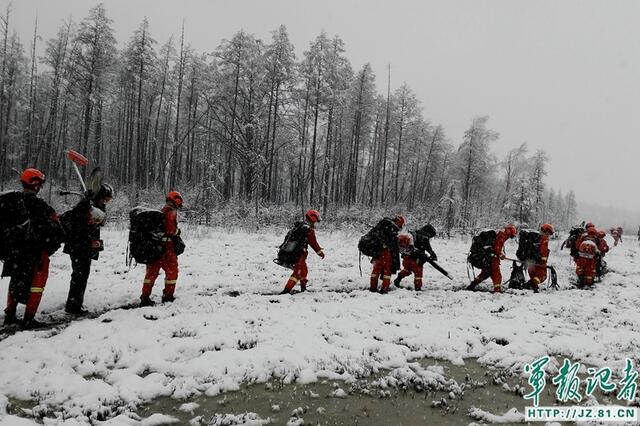 连续救火70多小时现场下大雪 消防生火取暖
