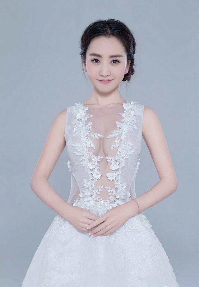 杨蓉一席白色婚纱,性感妩媚薄纱的设计,凸显傲人胸部,若隐若现的