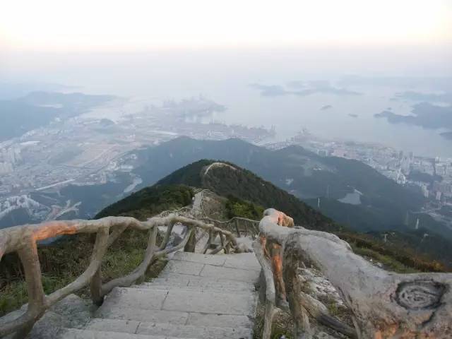 在深圳,有一种俯瞰全城,遥看云海,叫梧桐山