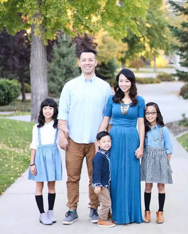 sarah不仅要穿,  还要和家人一起穿,  一家五口穿的是旧衣服,  但哪
