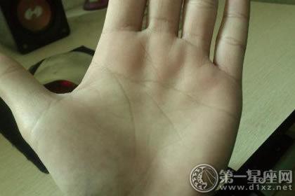 相术大全:女人左手断掌大富大贵?