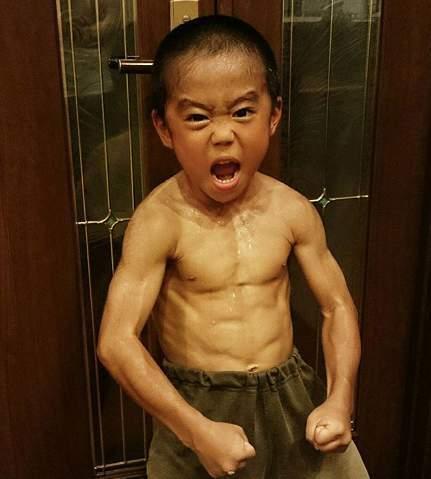 日本6岁小男孩痴迷武术练出了一身肌肉