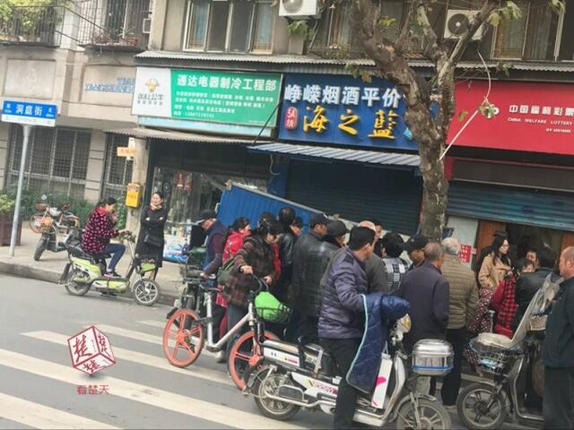 武汉街头一男子砸死2名路人 被警方当场击毙