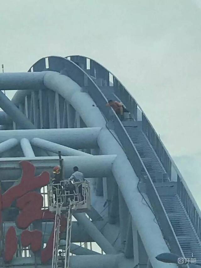 杭州：造成严重拥堵 爬桥顶欲轻生男子被刑拘