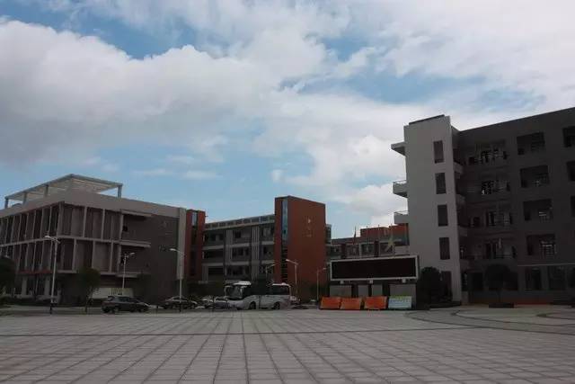 在桂林,送孩子到二附读初中要花多少钱?看完我