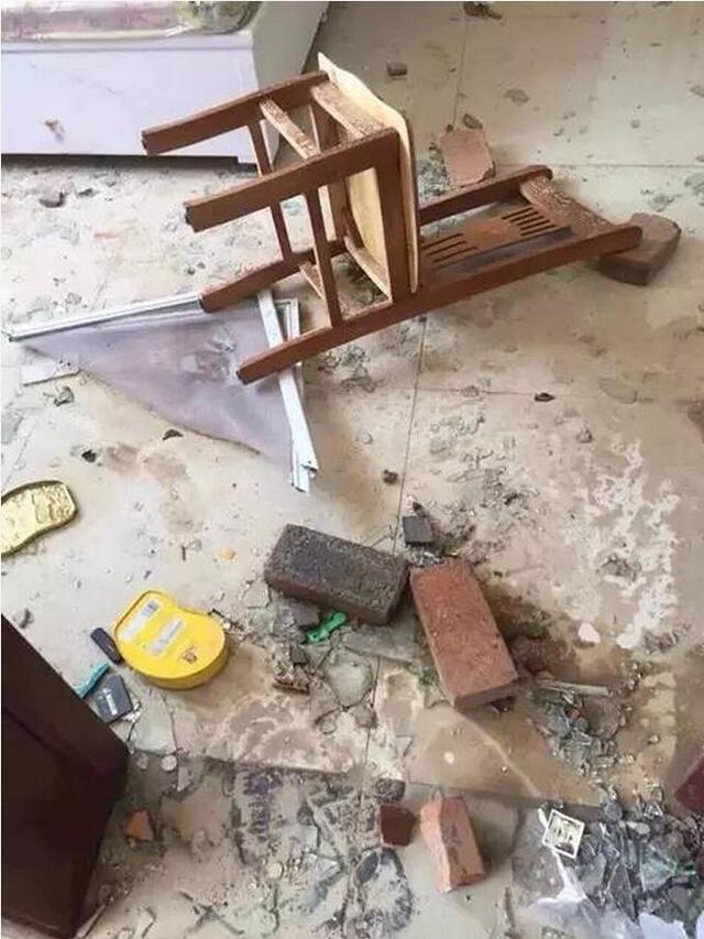 天降横祸!廊坊某户人家大白天被砸个稀巴烂