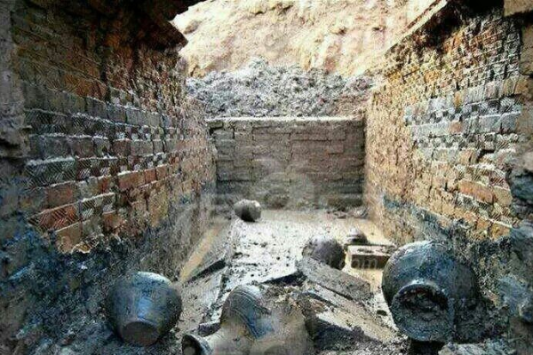 江西广丰现明代石棺 男主人似穿官服留长辫