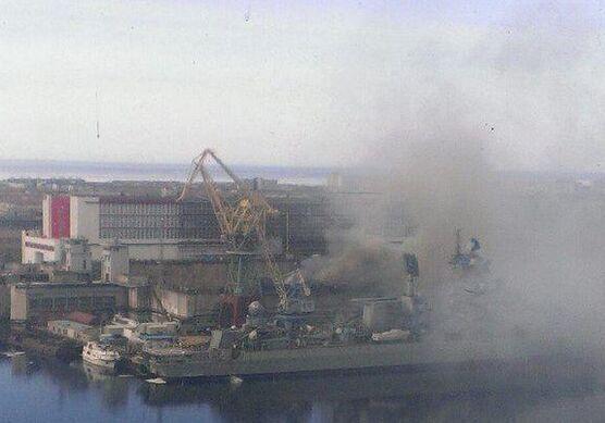俄罗斯一艘核潜艇在造船厂起火图片