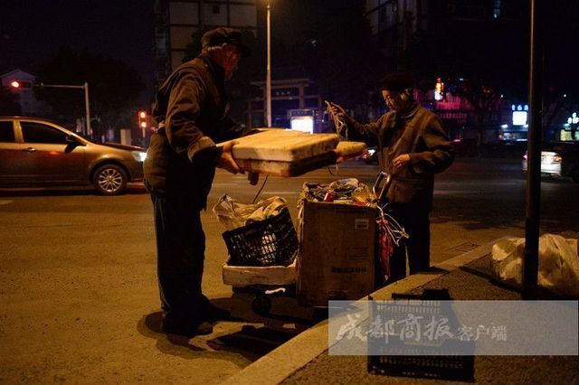 七旬老夫妻捡垃圾15年 婉拒网友帮助_首读