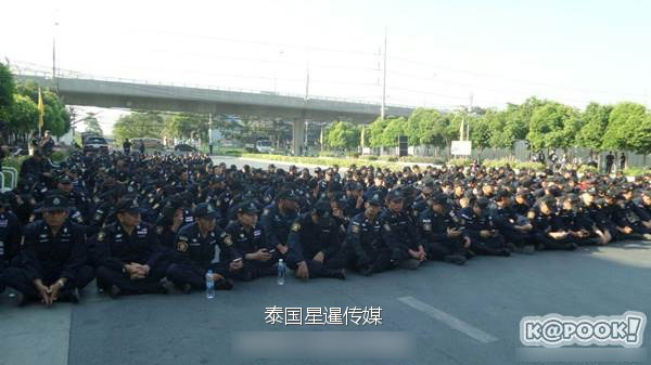 泰国军警逾1000人围攻法身寺 抓贪污住持(图)