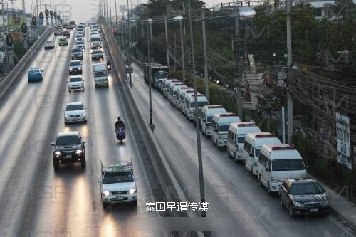 泰国军警逾1000人围攻法身寺 抓贪污住持(图)