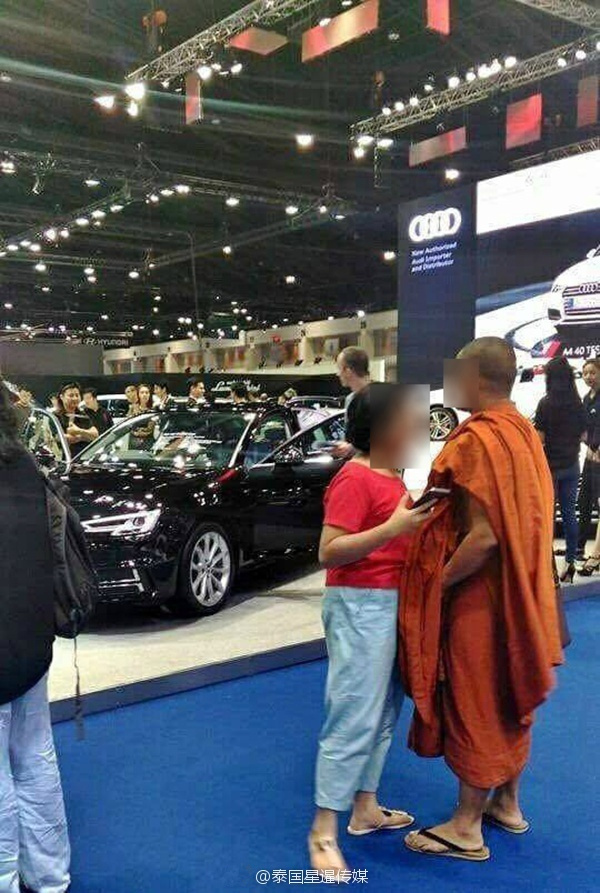 夜读:泰国僧人带女友看车展 举止亲密被网友骂