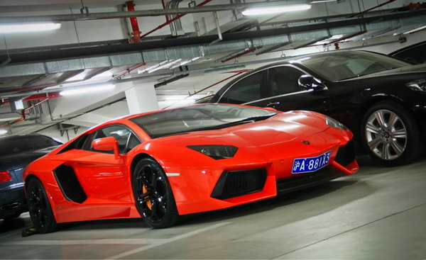 王健林再成中国首富 他家车库够豪华