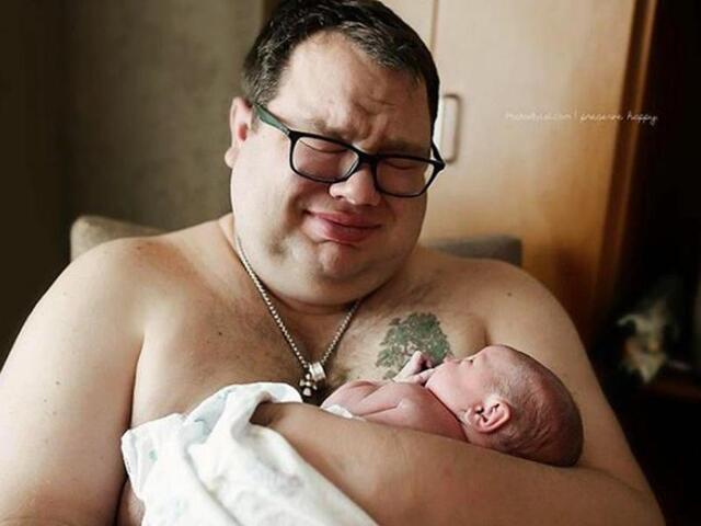 父亲第一眼见到孩子出生时感动瞬间