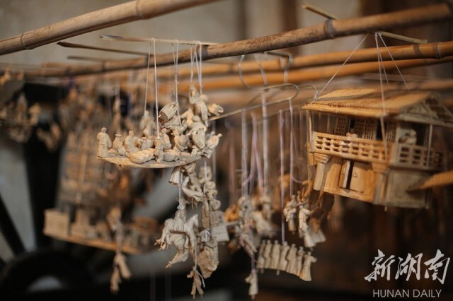 衡阳冯树元老人花12年雕出立体《清明上河图》 人物栩栩如生(图)——转载 - 江南一叟 - 江南一叟新闻眼 江南一叟欢迎您 衡阳冯树元老人花12年雕出立体《清明上河图》 人物栩栩如生(图)——转载 - 江南一叟 - 江南一叟新闻眼 江南一叟欢迎您