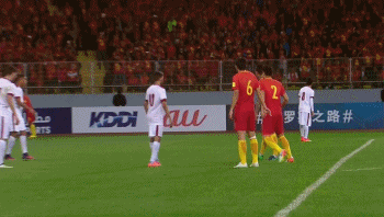 7/36吴曦头球,被卡塔尔门将托了一下,击中横梁.