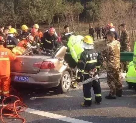 安徽“死亡路段”再生惨烈车祸 致4死(组图)