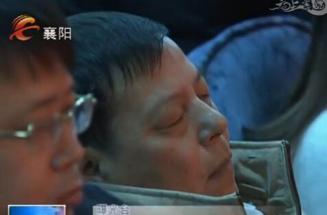 湖北襄阳电视曝光官员打瞌睡画面(组图)