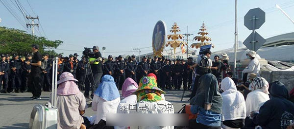 泰国军警逾1000人围攻法身寺 抓贪污住持(图)