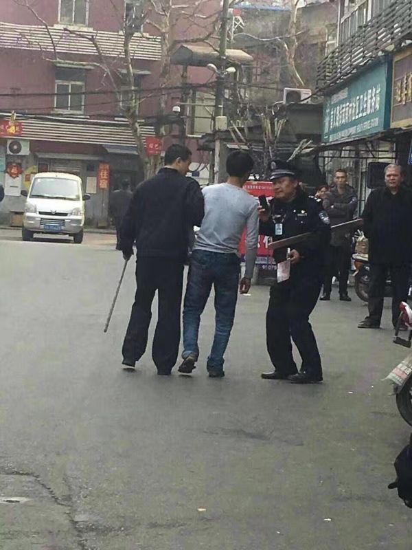 男子持菜刀将面馆店主砍死-凤凰新闻