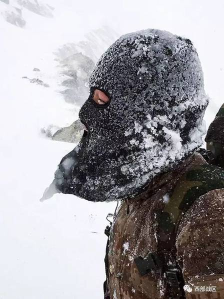 边防卫士给哨所送补给 顶暴雪负重前行