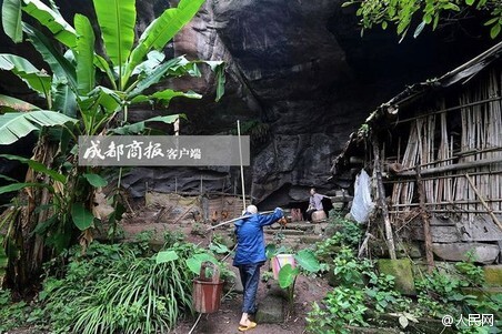 清幽之地静享天伦 四川老两口住山洞54年成“神仙眷侣”