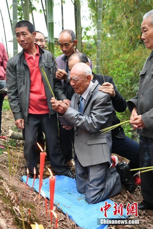 97岁台湾抗战老兵首次返四川老家探亲 在父母坟头泣不