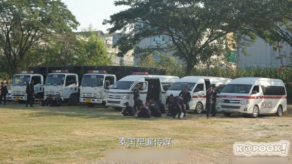 泰国军警逾1000人围攻法身寺 抓贪污住持(图)