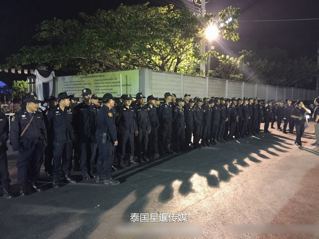 泰国军警逾1000人围攻法身寺 抓贪污住持(图)