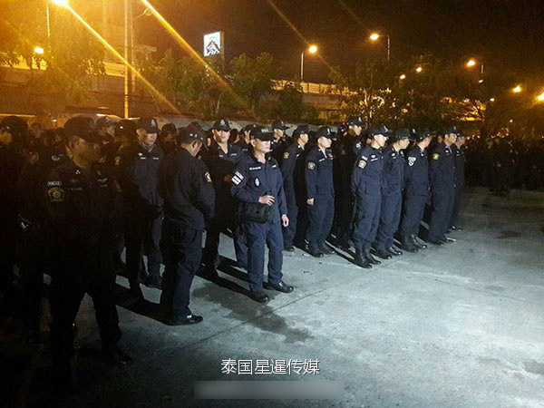 泰国军警逾1000人围攻法身寺 抓贪污住持(图)