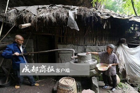 清幽之地静享天伦 四川老两口住山洞54年成“神仙眷侣”