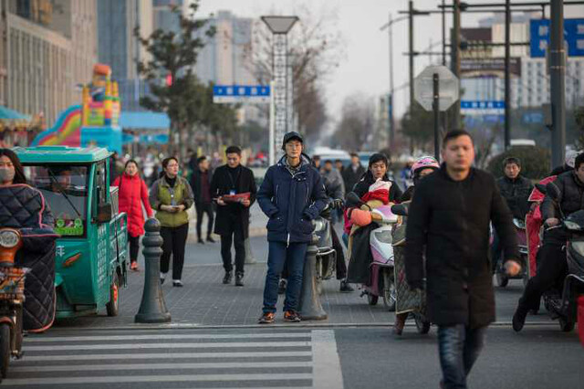 易装者的双面人生 穿着裙子进男厕(组图)