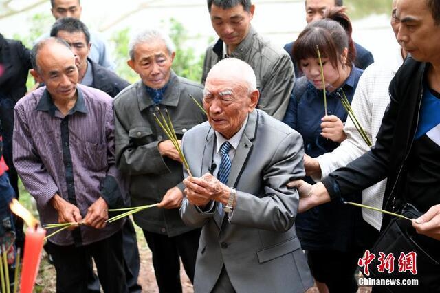 97岁台湾抗战老兵首次返四川老家探亲 在父母坟头泣不成声