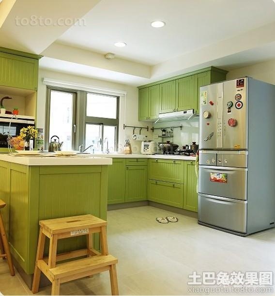 橱柜的整体风格也抛弃欧式的繁复线条,只在门板勾勒几条美术线,简洁