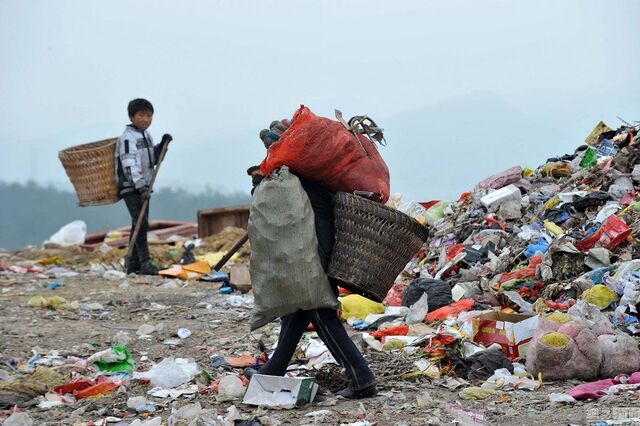 缺失的童年:拾荒儿童垃圾场过春节